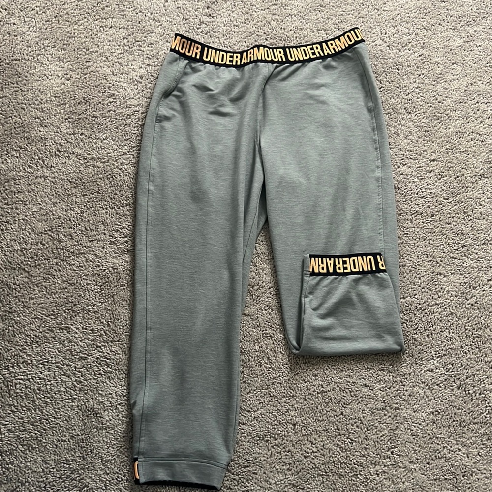 3 quarter Leg under Armour joggers